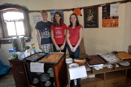 Junge Gemeinde beim Kuchenbasar im Turmcafé